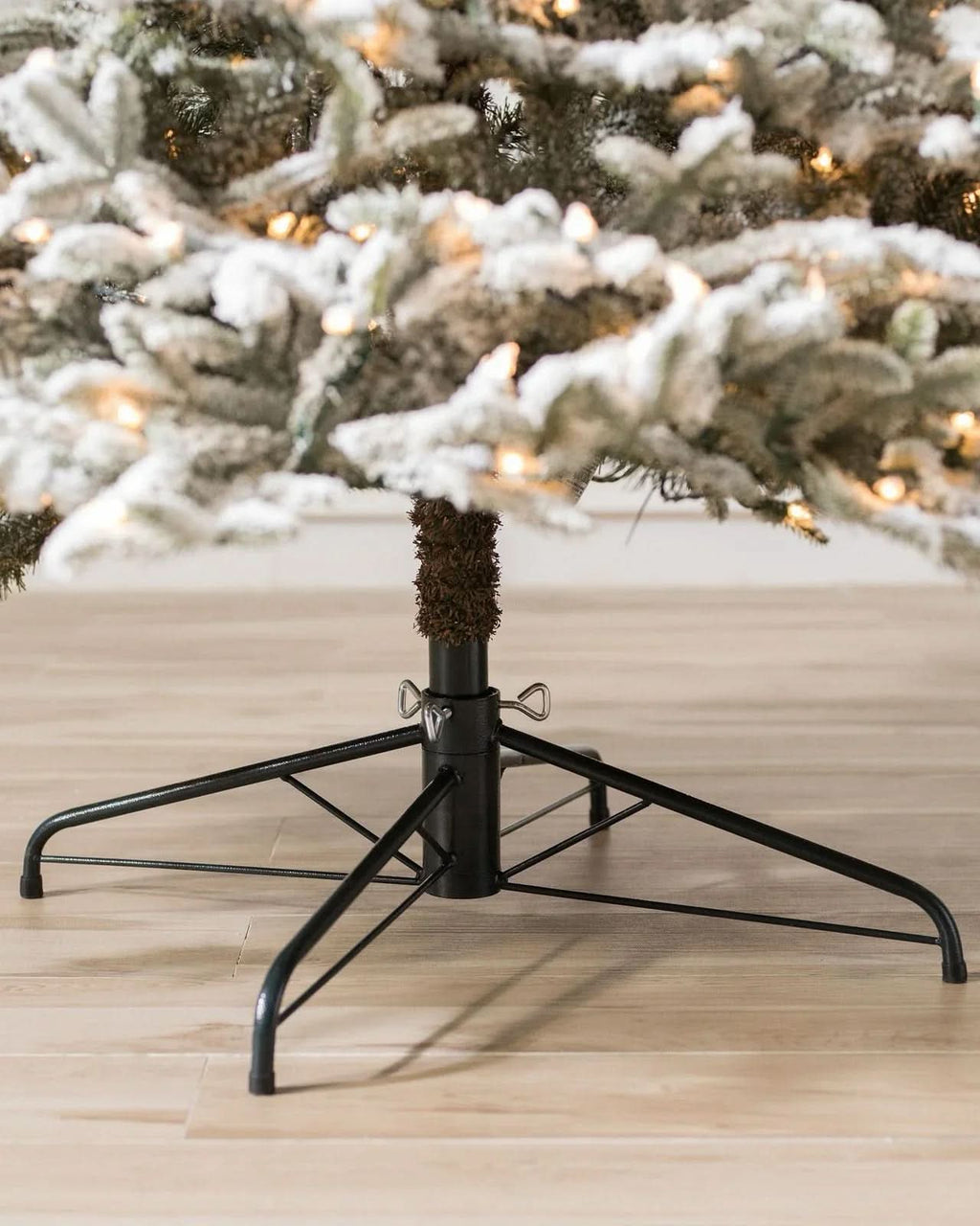 Árvore de Natal Nevada Frosted Fraser com Galhos Articulados, Suporte Metálico e Micro LEDs Embutidos